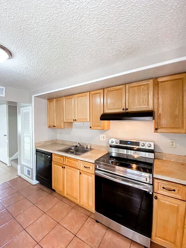 Building Photo - Beautifully Maintained 3 Bed 2 Bath Single...