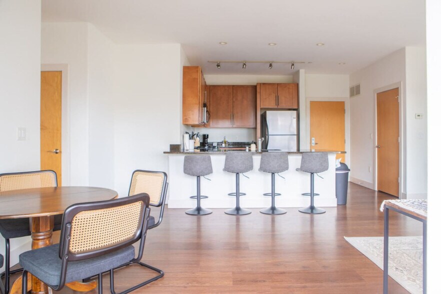 Building Photo - 1040 N Cass St