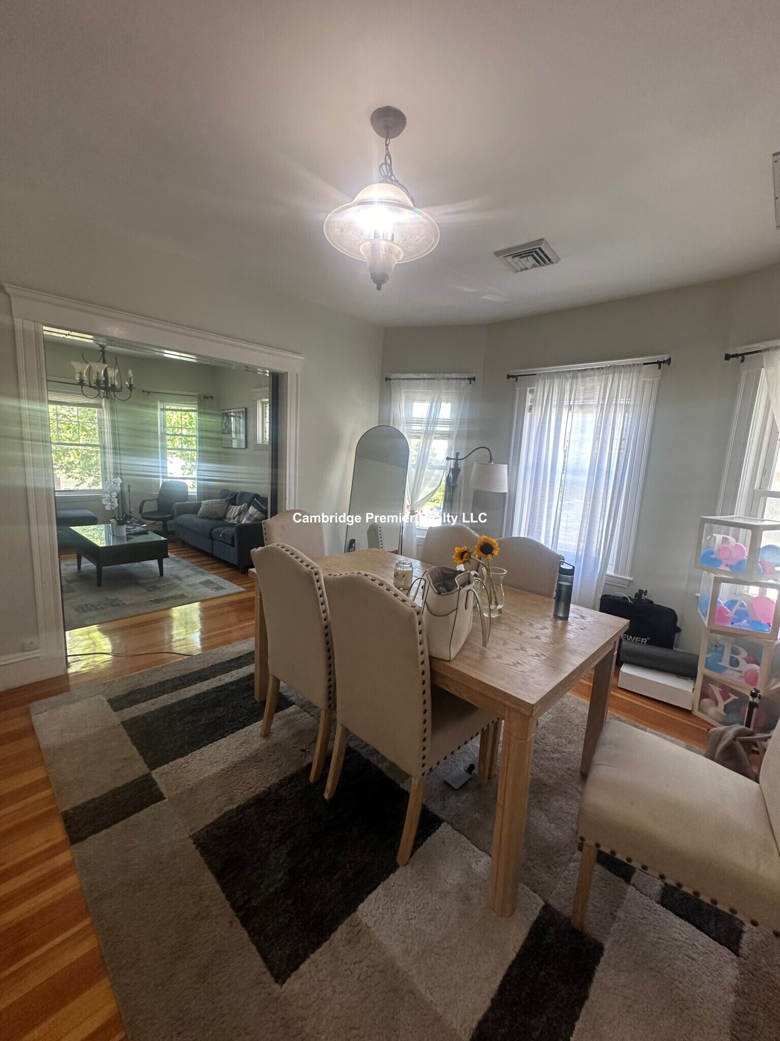 Building Photo - 399 School St