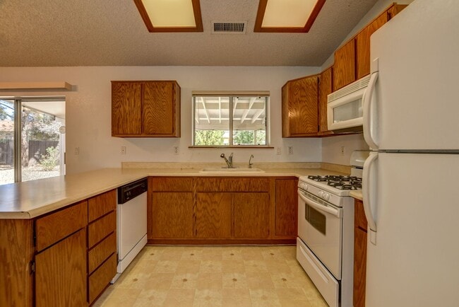 Building Photo - Nice three bedroom two bath home in PV!