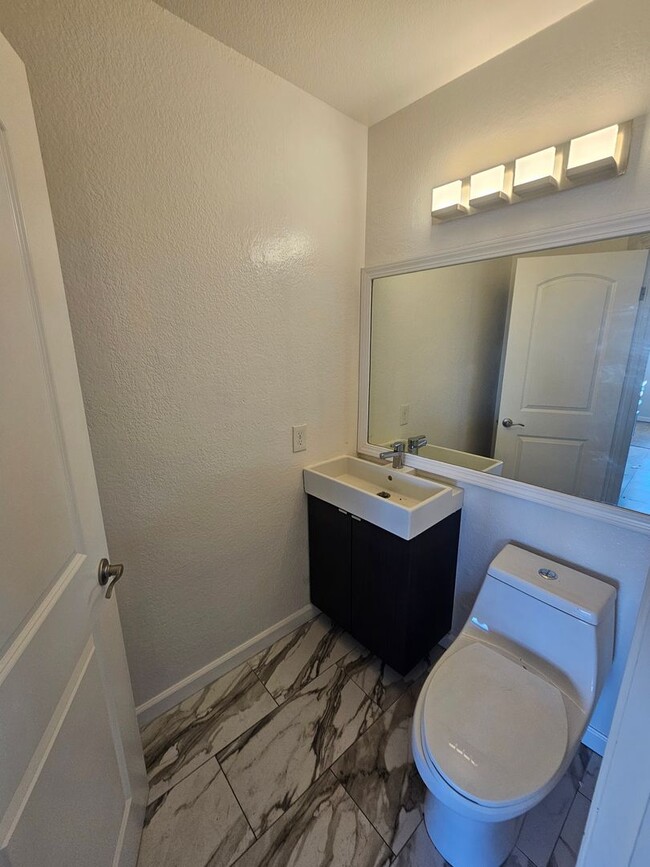 Building Photo - Updated 3 Bedroom Condo w/ Beautiful Balco...