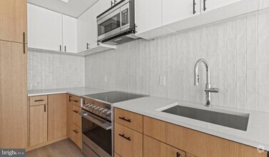 Building Photo - 10511 Strathmore Hall St