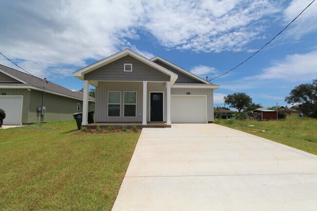 Building Photo - Spacious 3BR/2BA Home with Move-In Special...