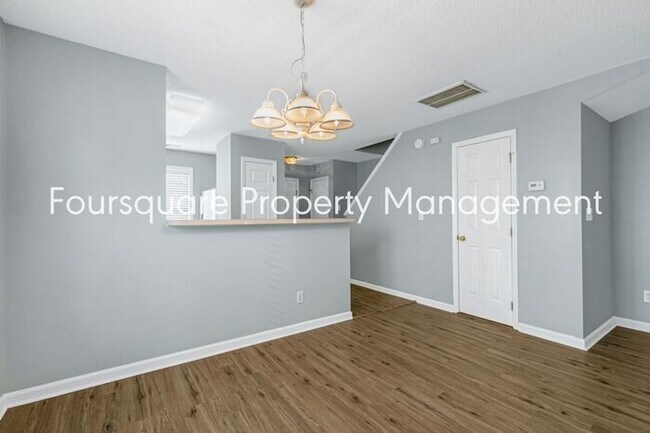 Building Photo - Townhome | Screened Back Porch | Back Pati...