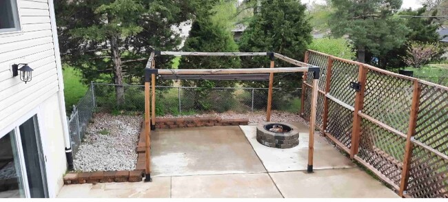 Building Photo - 3044 Willow Bend Dr