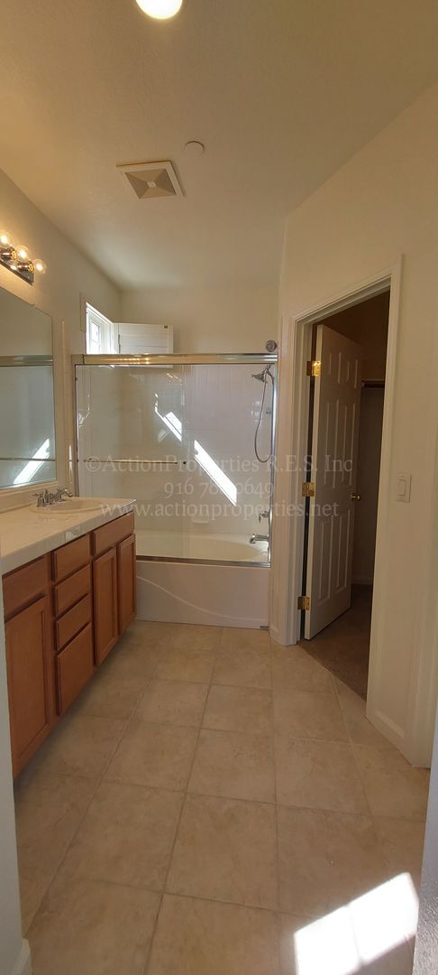 Building Photo - Sierra View Townhouse Lincoln  2 Bed 2 Ba ...