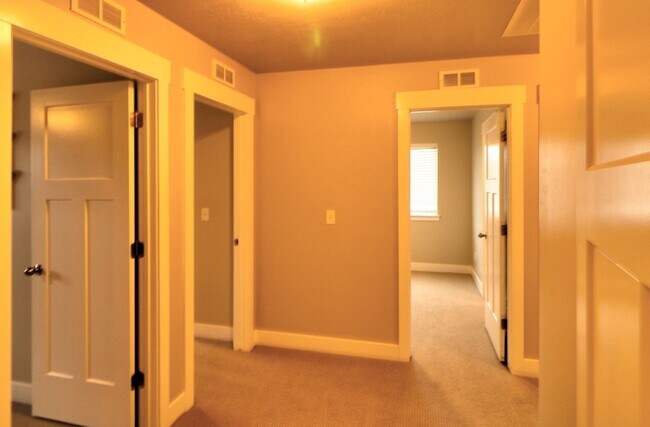 Building Photo - 7440 N Hutch Ln