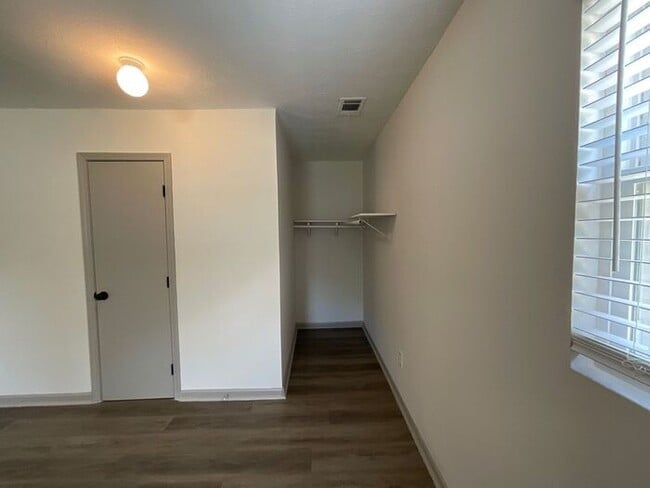 Building Photo - Stylish 3-Bedroom with Expansive Yards in ...
