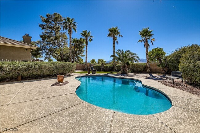Building Photo - 6690 N Torrey Pines Dr