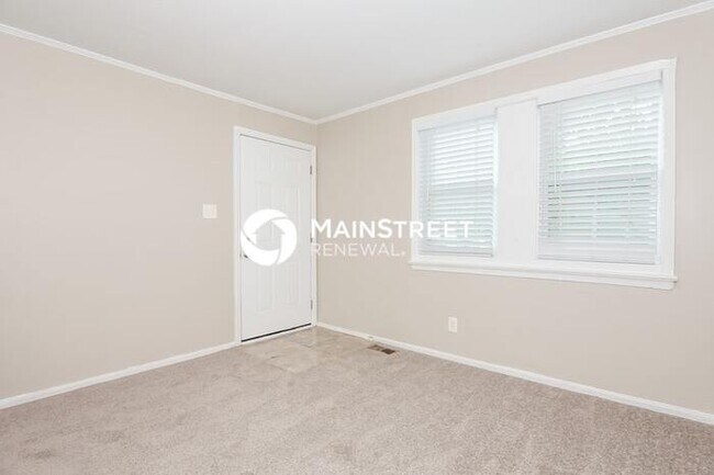 Building Photo - 4 Bedroom Pet-Friendly Home in Charlotte, NC with Main Street Renewal