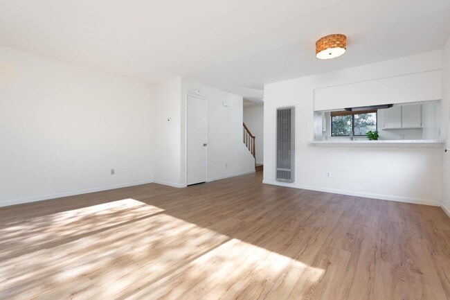 Building Photo - Live Oak Townhome – Completely Renovated & Move-In Ready!