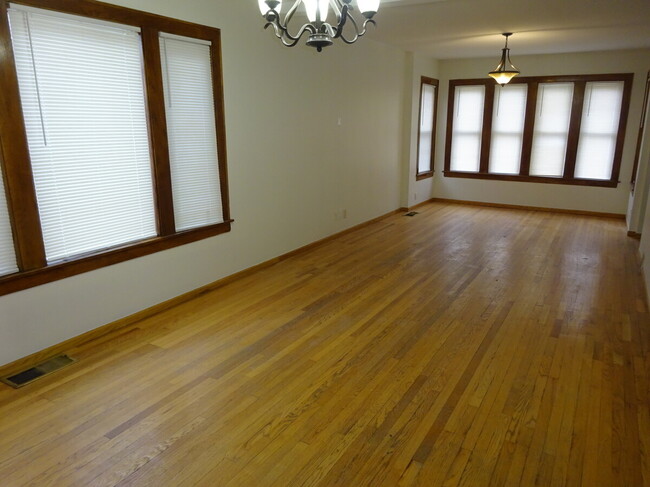 Building Photo - 5030 W Winnemac Ave