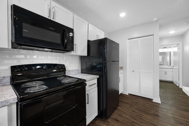 Building Photo - 7110 Tudor Ln