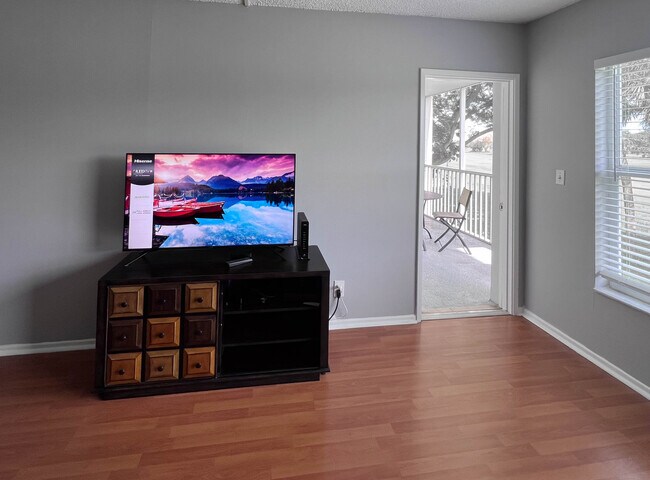 Building Photo - 2850 N Palm Aire Dr