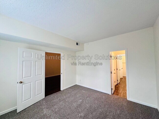 Building Photo - 733 Bragg Dr