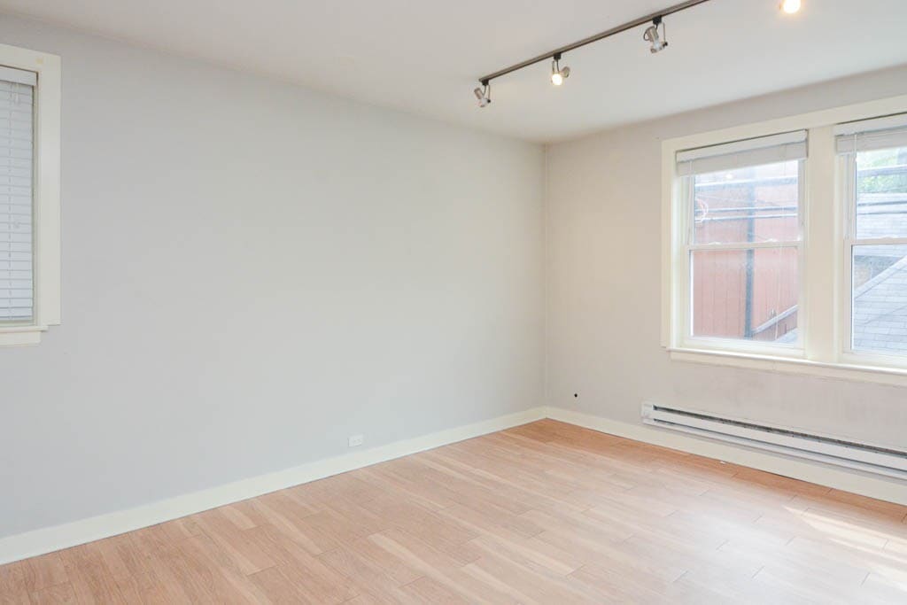 Building Photo - 511 W Belmont Ave