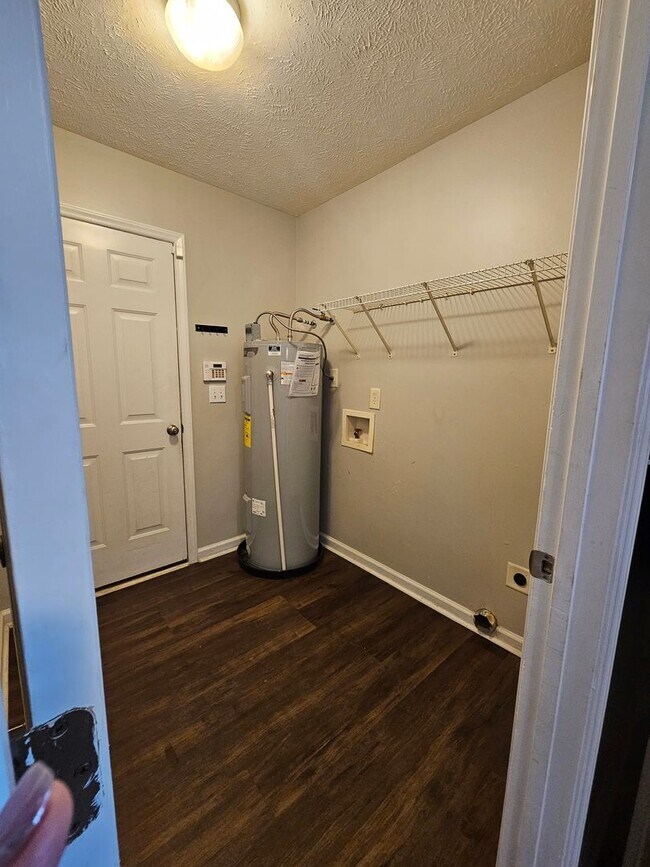 Building Photo - NEW LISTING!!!!!