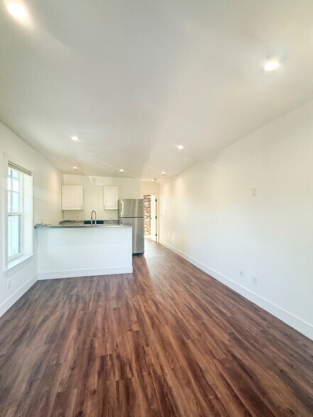 Building Photo - 780 Forest St