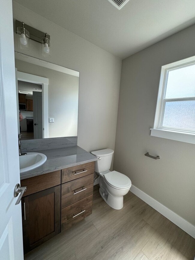 Building Photo - Newer West Roseburg 3-Bedroom, 2.5-Bath Townhouse