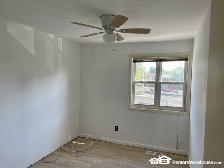 Building Photo - 9923 Valley Park Dr