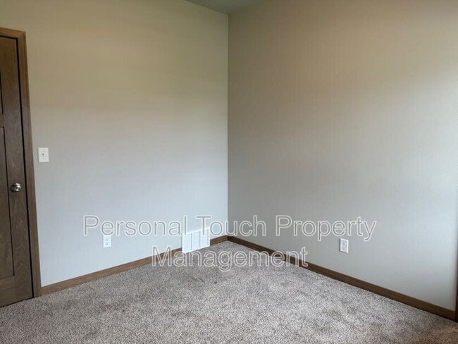 Building Photo - 7352 Eagle Point Dr S