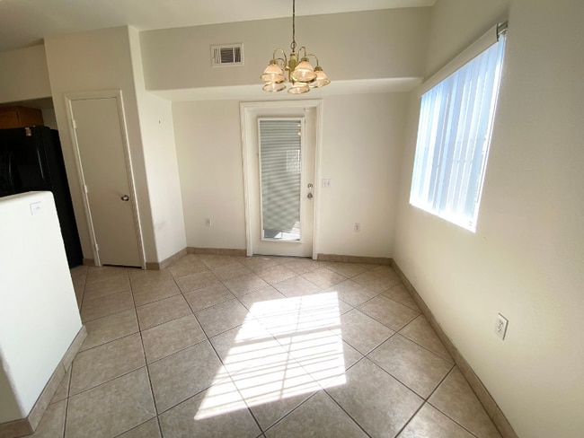 Building Photo - 3400 Cabana Dr