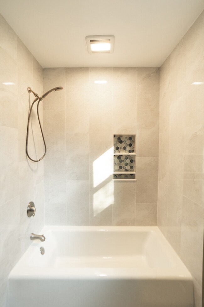 Building Photo - 333 Mathews Ave NE