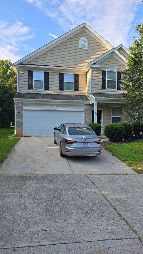 Primary Photo - Spacious 4-Bedroom Home in Fiddlers Glenn ...