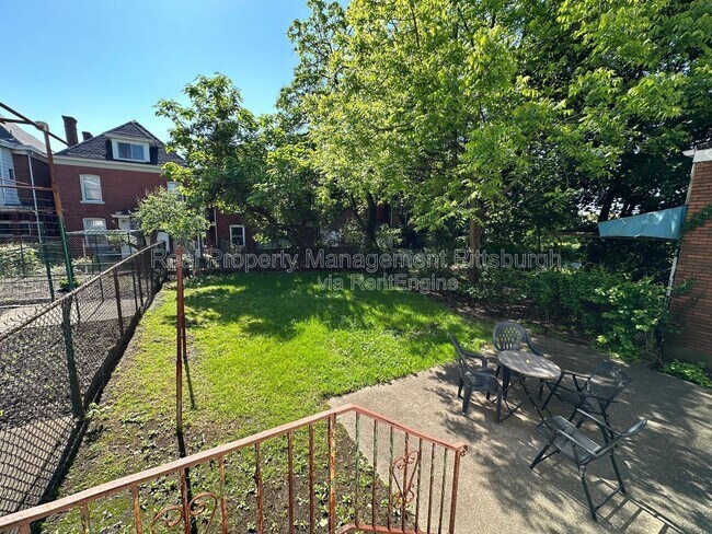 Building Photo - 822 Collins St