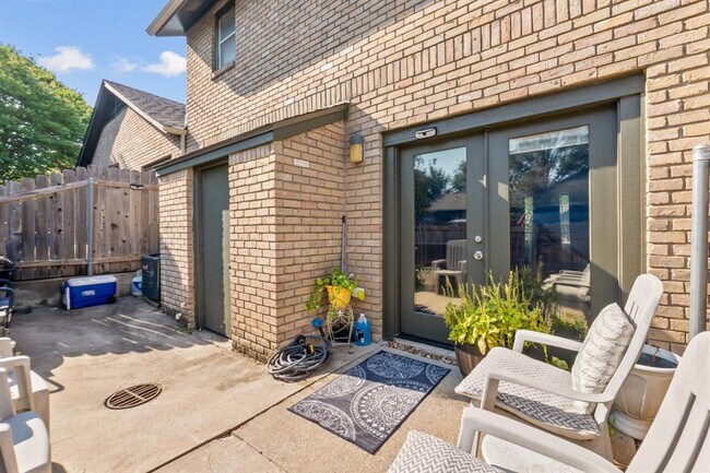 Building Photo - 1015 E Yager Ln