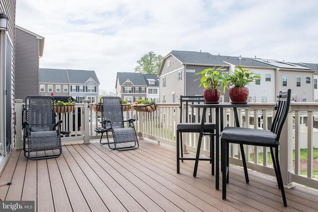 Building Photo - Stunning 3bd 2.5bth townhome in the Pondview community in Millersville.