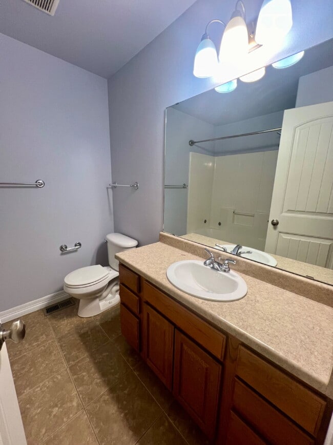 Building Photo - 3 Bedroom Townhome