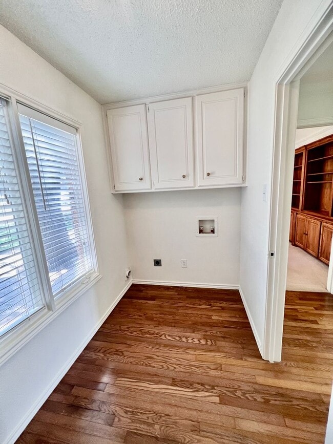 Building Photo - 4 Bedroom in the Meadows