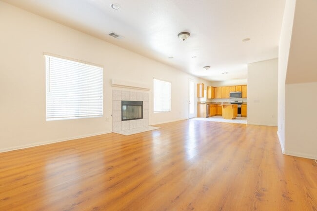 Building Photo - Stunning 4-Bedroom Home for Rent in Brawley!
