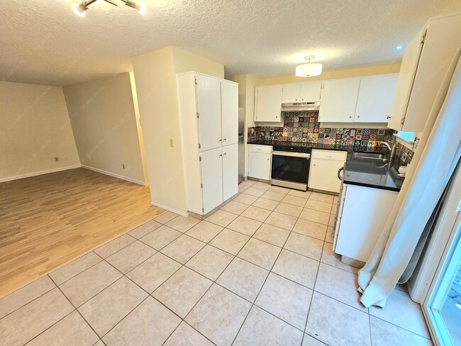 Building Photo - 7323 SE Rural St