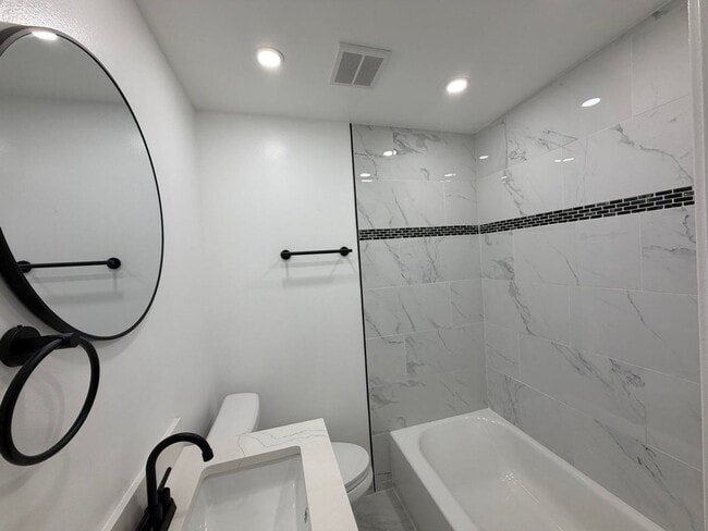 Building Photo - Spacious NE Roanoke City Home!