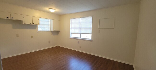 Building Photo - Great 3 bedroom/2 bath home with Oven, Refrigerator, Garage, Central Air & Heat!
