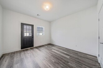 Building Photo - 725 Eastview Dr