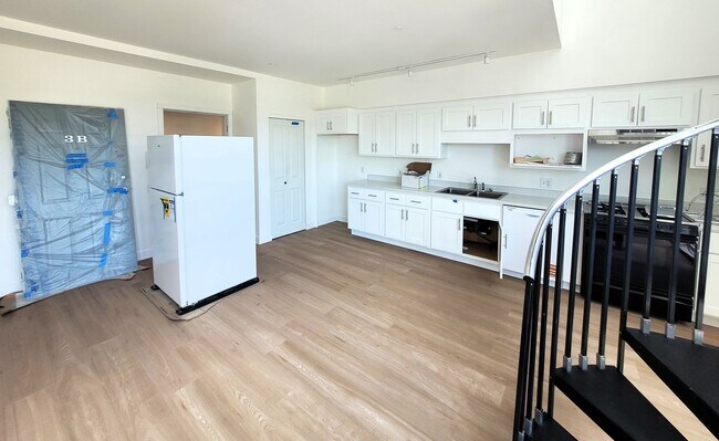 Building Photo - Updated Two Bedroom, Walk to Waterfront