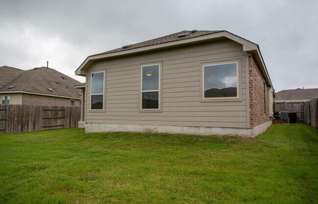 Building Photo - Beautiful One Level 3 BR / 2 BA Home for R...