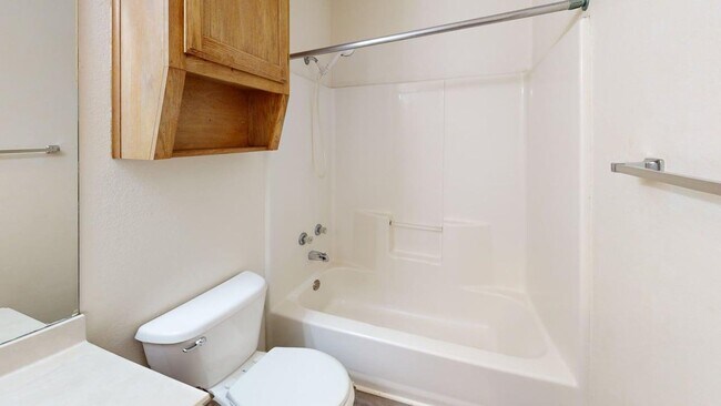 Building Photo - 204 W Truman Ave