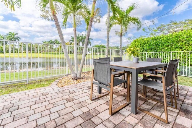 Building Photo - 920 Golden Cane Dr