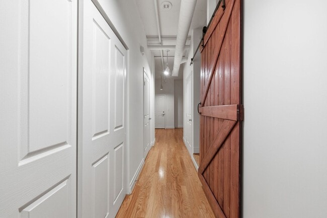 Building Photo - Experience refined urban living in this rarely available one bedroom residence in the coveted Sta...