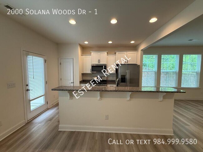 Building Photo - 2000 Solana Wds Dr