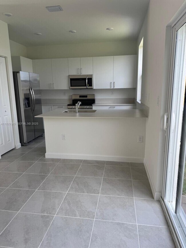 Building Photo - 2825 SE 25th Ave