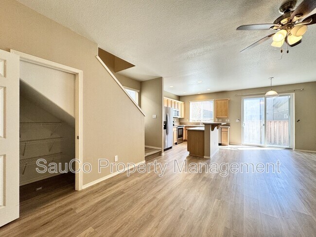 Building Photo - 4572 SE Olivewood St