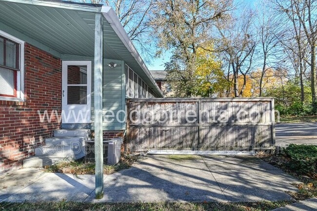 Building Photo - 125 E 49th St