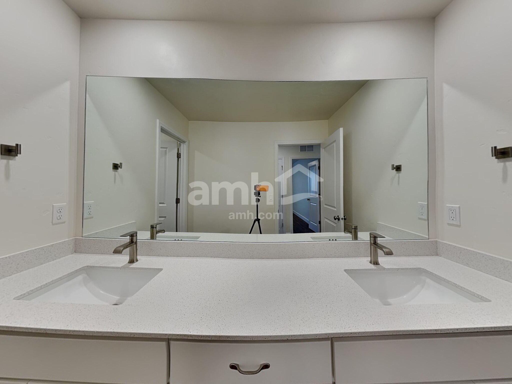 Building Photo - 954 N Barkvine Ave