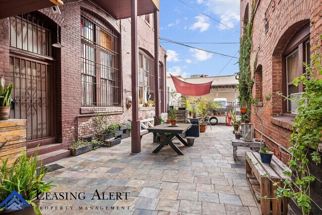 Building Photo - 108 S Cummings St