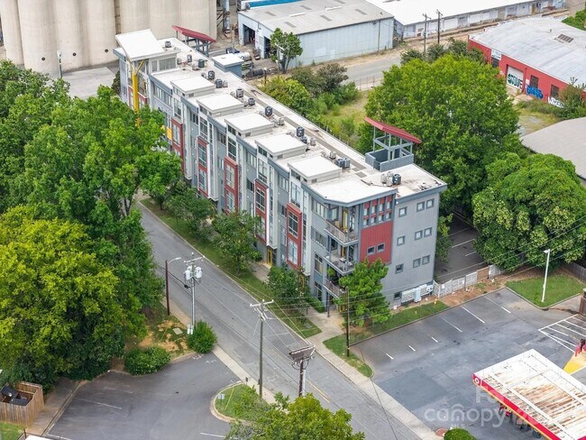 Building Photo - 514 W 10th St